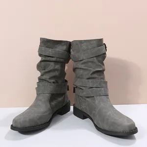 Detailansicht grauer mittelhoher Slouchy-Boots mit dekorativen Riemen und Schnallen