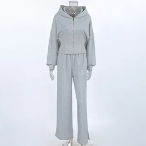 Detalle de conjunto gris jaspeado con sudadera con capucha entallada y pantalón recto