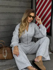 Conjunto de punto gris vintage con sudadera con capucha entallada y pantalones anchos