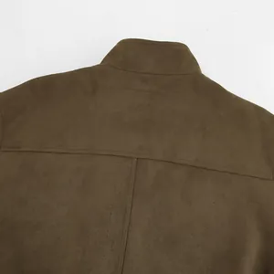 Detailweergave van de kaki suède stof en stiksels op een warme vintage jas voor dames.