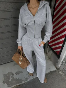 Conjunto gris de dos piezas con sudadera con capucha tipo corsé y pantalón ancho