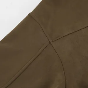 Detailopname van kaki suède jas met verfijnde stiksels en de textuur van de stof