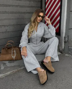 Conjunto de punto gris de dos piezas estilo vintage con sudadera corsé y pantalón recto