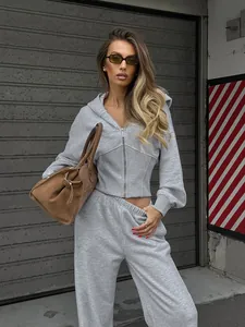 Conjunto de chándal gris vintage americano con capucha, cintura ceñida y pantalón recto.