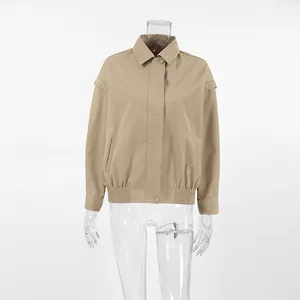 Detailansicht einer lässigen khakifarbenen Windjacke mit minimalistischem Reversdesign