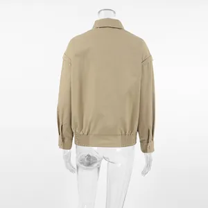 Rückansicht einer khakifarbenen Jacke im französischen Stil mit elastischem Saum, Detail.