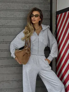 Conjunto de chándal gris de dos piezas con sudadera con capucha y pantalón recto