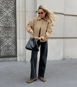Modische khakifarbene minimalistische Jacke mit Oversize-Passform an einem Model