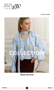 Elegante blusa azul claro con cuello en V y volantes para un estilo de trabajo sofisticado.