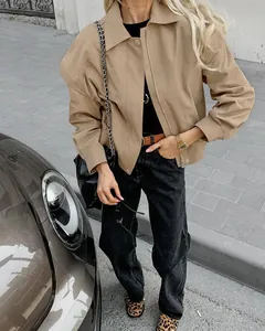 Detailansicht einer khakifarbenen Jacke mit französischem Revers und Reißverschluss