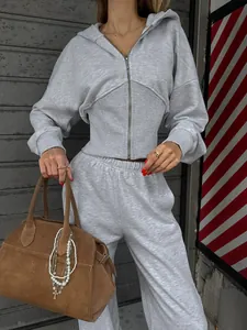 Primer plano del chándal gris con capucha, cintura de canalé y pantalón ancho