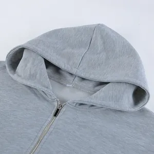 Detalle de sudadera de punto con capucha gris jaspeado y cierre de cremallera