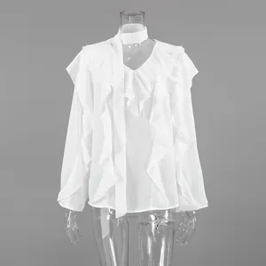 Vista frontal de una blusa blanca con cuello en V, detalles de volantes y manga larga