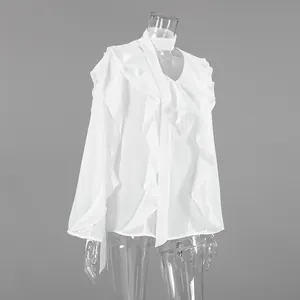 Detalle de una elegante blusa blanca de manga larga con cuello en V, volantes y gargantilla