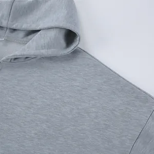 Primer plano de la textura de punto gris jaspeado en la capucha y el hombro de una sudadera