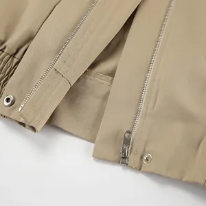 Detailaufnahme des Metallreißverschlusses und der Nähte an einer khakifarbenen Jacke