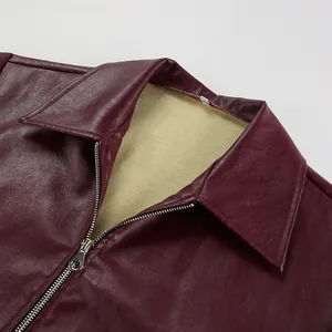 Vue détaillée du col et de la fermeture éclair d'une veste en similicuir bordeaux mat