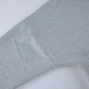 Vista macro detallada del tejido de punto acanalado gris jaspeado y costura de la sudadera