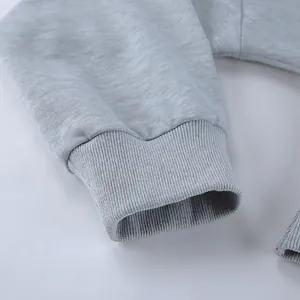 Detalle en primer plano del puño de punto acanalado de sudadera gris