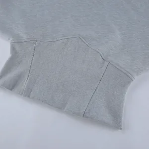 Primer plano del detalle de punto de canalé gris vigoré en sudadera vintage de mujer