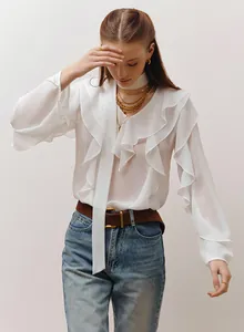 Elegante blusa blanca con cuello en V, detalles de volantes y manga larga estilo chic