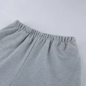 Primer plano de la cintura elástica de unos pantalones grises con textura de punto fino
