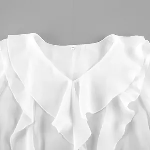 Detalle en primer plano de una elegante blusa blanca con cuello en V y volantes.