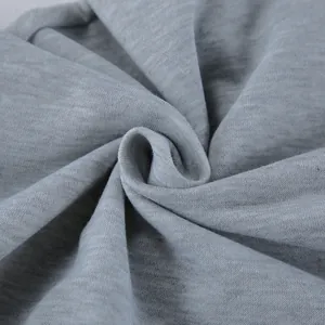 Detalle macro de la suave textura del tejido de punto acanalado gris jaspeado