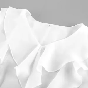 Primer plano del escote en V con volantes en capas de una blusa blanca para mujer.