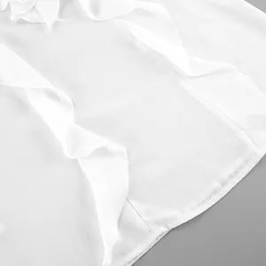 Vista detallada del elegante diseño de volantes blancos en una blusa ligera con cuello en V