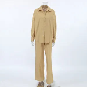 Completo casual a due pezzi in cotone e lino kaki con camicia e pantaloni lunghi.