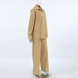 Profilo laterale che mostra la vestibilità ampia e il drappeggio del completo kaki