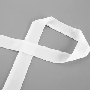 Primer plano macro de la textura suave de la tela de gasa blanca y detalle del borde