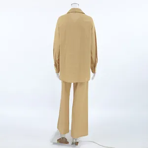 Vista posteriore del set camicia e pantaloni larghi in cotone e lino color kaki