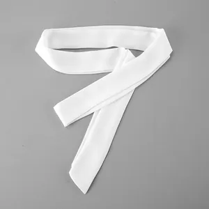 Vista detallada de un cinturón de tela blanca minimalista para blusas de mujer