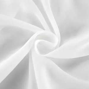 Primer plano de tela de gasa blanca con texturas y pliegues ondulados elegantes