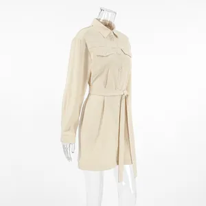 Seitenansicht eines khakifarbenen Workwear-Kleides mit Gürtel und Reverskragen.