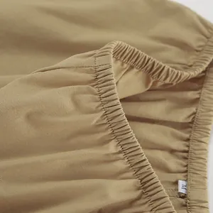 Vista dettagliata del tessuto in cotone e lino kaki con elastico in vita e etichetta M