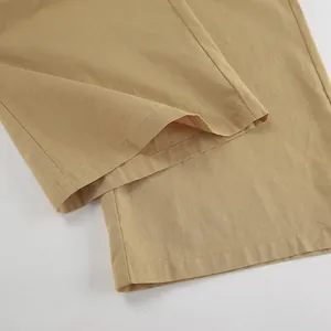 Primo piano dettagliato dell'orlo di pantaloni in cotone e lino kaki con texture
