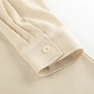 Nahaufnahme der khakifarbenen Kleid-Ärmelmanschette mit Knopf und Twill-Gewebe