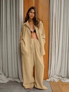 Completo in lino kaki due pezzi con camicia a maniche lunghe e pantaloni