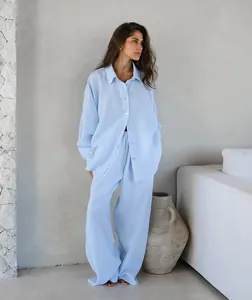 Dettaglio di un completo in lino azzurro due pezzi con camicia morbida e pantaloni larghi
