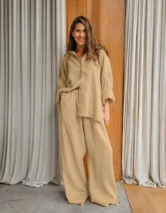 Completo casual in cotone e lino kaki con camicia a maniche lunghe e pantaloni larghi