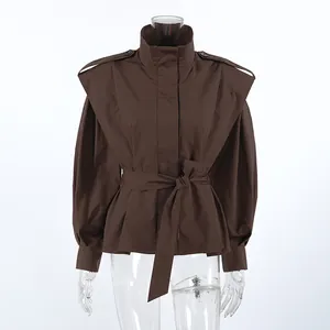Vorderansicht des braunen Trenchcoats mit Gürtel, Puffärmeln und Stehkragen