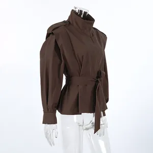 Detaillierte Seitenansicht eines braunen Trenchcoats mit Gürtel und Puffärmeln