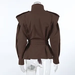 Rückansicht eines braunen französischen Trenchcoats mit Bindegürtel und Schulterpolstern.