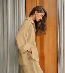 Vista dettagliata del set due pezzi in lino kaki da donna con camicia e pantaloni