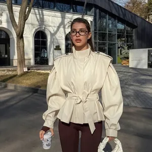 Elegante Off-White PU-Lederjacke im französischen Stil mit Taillengürtel und Puffärmeln