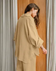 Vista posteriore di un set casual in lino kaki con camicia a maniche lunghe ampia