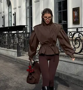 Stilvolle braune Windjacke mit Puffärmeln und Gürtel für einen schicken Herbst-Look.
